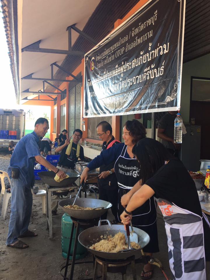 จังหวัดราชบุรี ^__^ วันที่ 12 กุมภาพันธ์ 2559 บรรยากาศในงานมหกรรมราชบุรี ภุมิปัญญารท้องถิ่น ของดีของกินอร่อย ณ ศูนย์การค้าฟิวเจอร์ปาร์ค วันนี้เป็นวันที่ 3 ยังคงขายดิบขายดีกันถ้วนหน้า