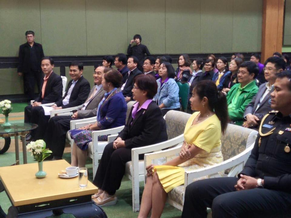 จังหวัดราชบุรี ^__^ ราชบุรี^__^ วันที่ 27 มกราคม 2559 นางสายพิน โพธินวล หัวหน้ากลุ่มงานส่งเสริมการพัฒนาชุมชน รักษาราชการแทนพัฒนาการจังหวัดราชบุรี ร่วมแถลงข่าวการจัดงาน “เสน่ห์ภูมิปัญญาไทย ก้าวไกลสู่ AEC” ณ ห้องสังขละบุรี 2 โรงแรมริเวอร์แคว อำเภอเมืองกาญจน