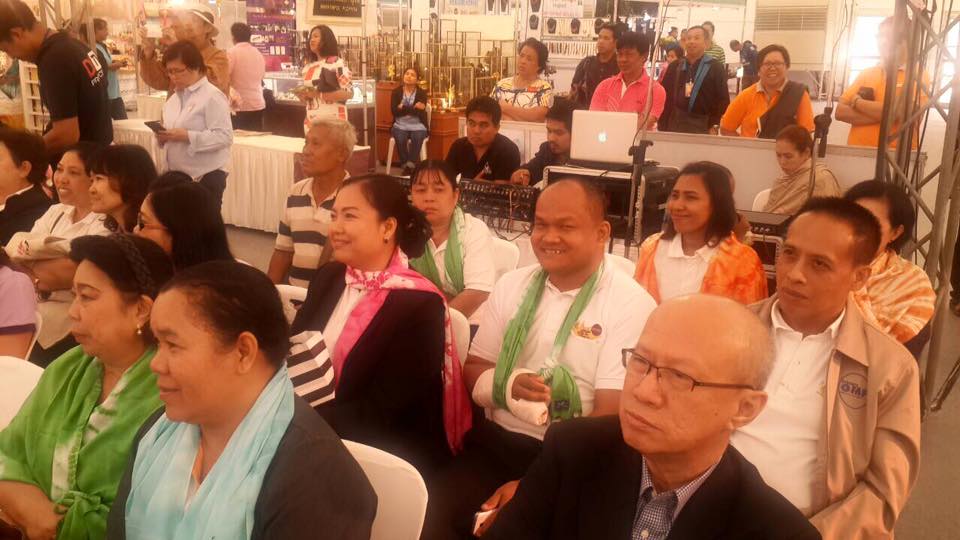 จังหวัดราชบุรี >>> วันที่ 1 เมษายน 2559 เวลา 09.30 น. นายสุรพล แสวงศักดิ์ ผู้ว่าราชการจังหวัดราชบุรี เป็นประธานในการทอดผ้าป่ากองทุนพัฒนาเด็กชนบทจังหวัดราชบุรีในพระราชูปถัมภ์สมเด็จพระเทพรัตนราชสุดาสยามบรมราชกุมารี ณ วัดมหาธาตุวรวิหาร ตำบลหน้าเมือง อำเภอเมื