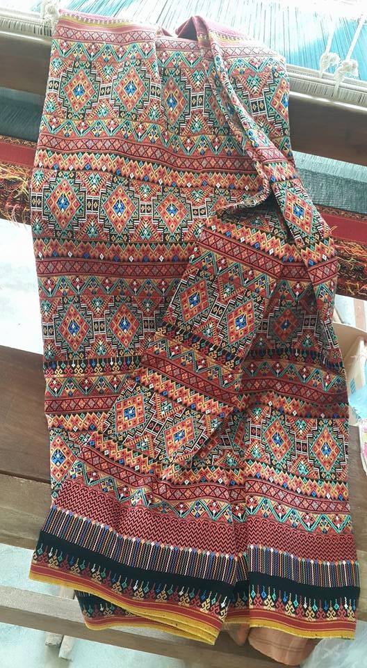 ศูนย์หัตถกรรมพื้นบ้านราชบุรี วัดนาหนอง ตำบลดอนแร่ “ผ้าทอราชบุรี ศักดิ์ศรีภูมิปัญญาไทย”