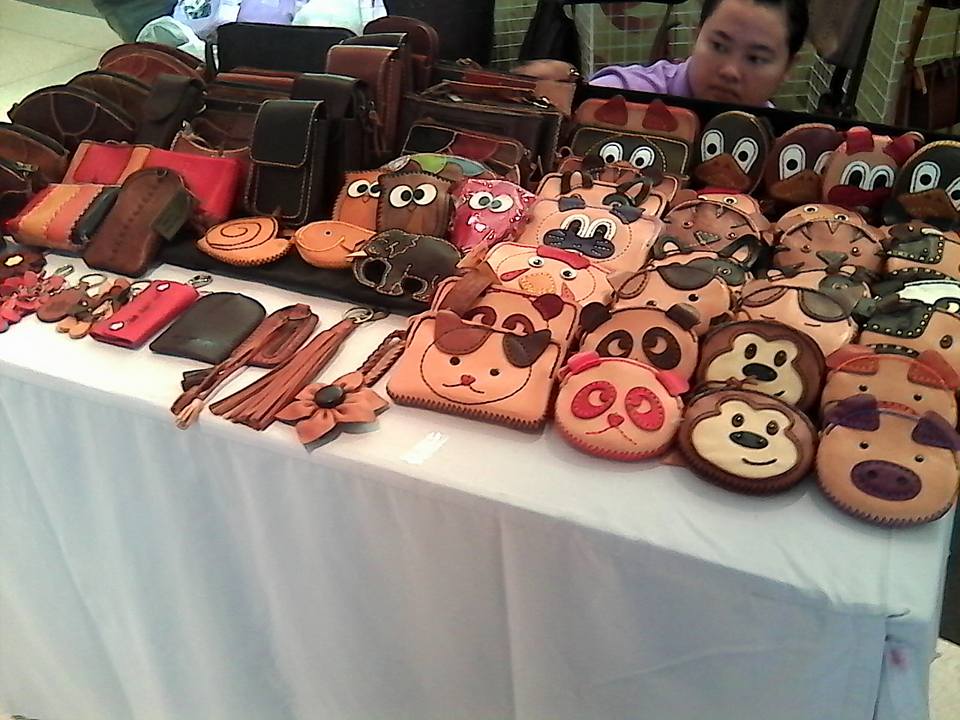 จังหวัดราชบุรี >>> วันที่ 30 มีนาคม 2559 เวลา 09.30 น.นายสุรพล แสวงศักดิ์ ผู้ว่าราชการจังหวัดราชบุรี มอบโล่รางวัล และประกาศเกียรติคุณ ในการประกวดบูธ OTOP ในงาน ท่องเที่ยวราชบุรี ของดีเมืองโอ่ง ปี 2559 โดยอำเภอที่ชนะเลิศ ได้แก่ อำเมืองราชบุรี รองชนะเลิศอัน