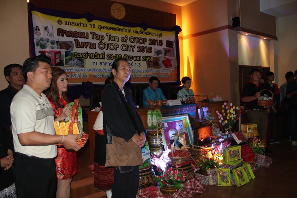 จังหวัดราชบุรี >>> วันที่ 30 มีนาคม 2559 เวลา 09.30 น.นายสุรพล แสวงศักดิ์ ผู้ว่าราชการจังหวัดราชบุรี มอบโล่รางวัล และประกาศเกียรติคุณ ในการประกวดบูธ OTOP ในงาน ท่องเที่ยวราชบุรี ของดีเมืองโอ่ง ปี 2559 โดยอำเภอที่ชนะเลิศ ได้แก่ อำเมืองราชบุรี รองชนะเลิศอัน