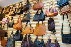 “หัตถศิลป์” กระเป๋าหนังตัดและเย็บด้วยมือตำบลคุ้งน้ำวน