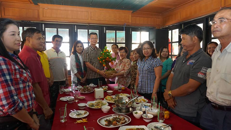 จังหวัดราชบุรี O__~ นางสายพิน  โพธินวล หัวหน้ากลุ่มงานส่งเสริมการพัฒนาชุมชน พร้อมด้วยหัวหน้ากลุ่มงาน/ฝ่าย พัฒนาการอำเภอ และนักวิชาการพัฒนาชุมชนจังหวัด ร่วมให้การต้อนรับ นายไพบูลย์  บูรณสันติ พัฒนาการจังหวัดราชบุรี ในโอกาสที่เดินทางปฏิบัติหน้าที่ จังหวัดรา