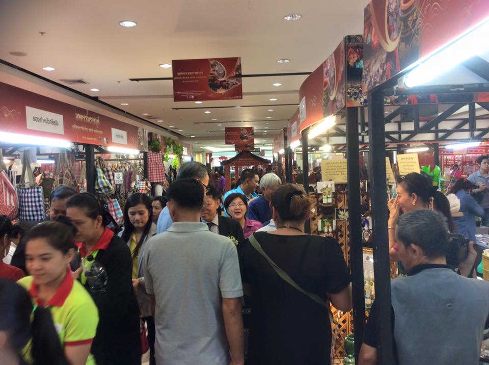 จังหวัดราชบุรี>>5 เม.ย.59 นางสาวนิภา ทองก้อน หัวหน้ากลุ่มงานสารสนเทศ พร้อมเจ้าหน้าที่จากกลุ่มงานสารสนเทศฯ ดำเนินงานเพิ่มประสิทธิภาพและขยายผลโครงการ IQL ให้แก่พัฒนาการอำเภอและพัฒนากรทุกท่าน (โซนตะวันตก) จากอำเภอจอมบึง,สวนผึ้ง และอำเภอบ้านคา ณ ภูผาผึ้งรีสอร