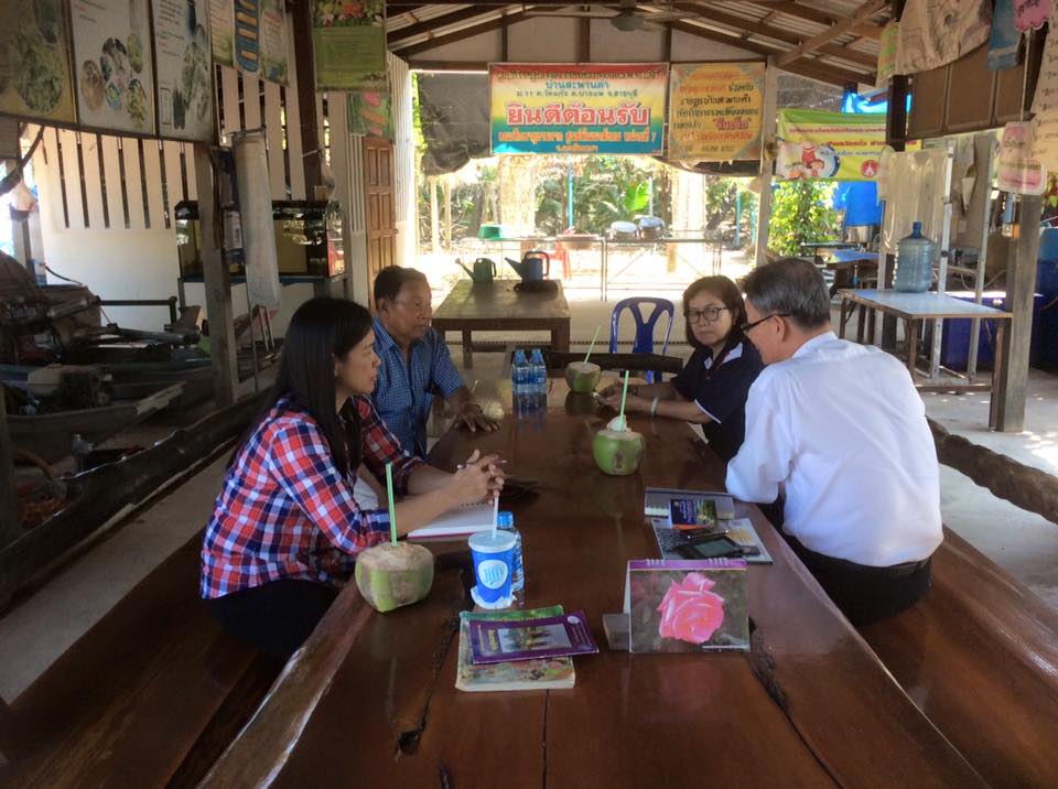 จังหวัดราชบุรี ^__^ วันที่ 12 กุมภาพันธ์ 2559 เวลา 13.30น. นายไพบูลย์ บูรณสันติ พัฒนาการจังหวัดราชบุรี พร้อมด้วยหัวหน้ากลุ่มงานสารสนเทศฯ พัฒนาการอำเภอบางแพได้ให้การสนับสนุนการขับเคลื่อน ศูนย์เรียนรู้บ้านสะพานดำหมู่ที่ 11 ตำบลวัดแก้ว อำเภอบางแพโดยในการลงพื