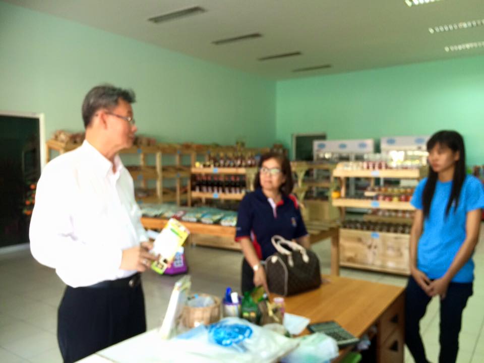 จังหวัดราชบุรี ^__^ วันที่ 12 กุมภาพันธ์ 2559 เวลา 13.30น. นายไพบูลย์ บูรณสันติ พัฒนาการจังหวัดราชบุรี พร้อมด้วยหัวหน้ากลุ่มงานสารสนเทศฯ พัฒนาการอำเภอบางแพได้ให้การสนับสนุนการขับเคลื่อน ศูนย์เรียนรู้บ้านสะพานดำหมู่ที่ 11 ตำบลวัดแก้ว อำเภอบางแพโดยในการลงพื