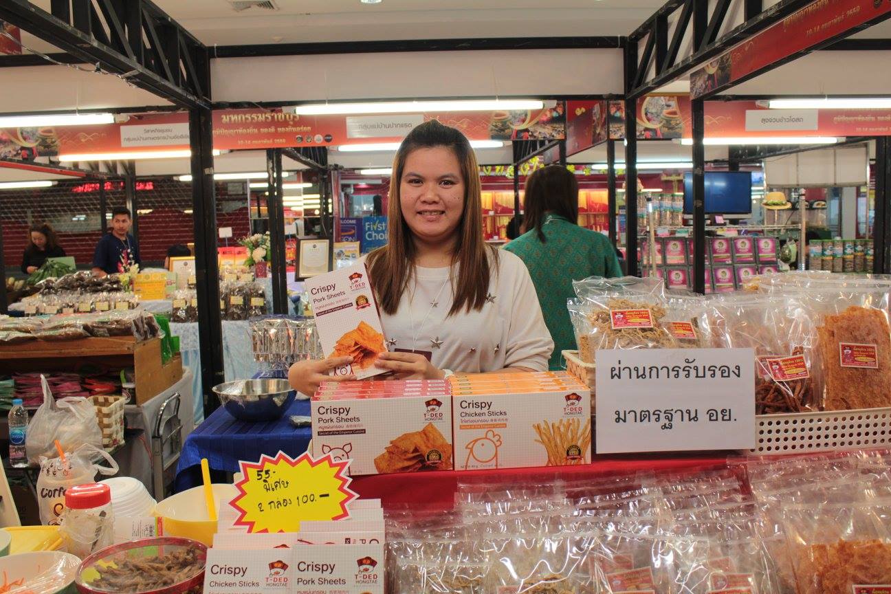 ราชบุรีสืบสานประเพณีสงกรานต์>> วันที่ 12 เมษายน 2559 นางสายพิน  โพธินวล หัวหน้ากลุ่มงานส่งเสริมฯ รักษาราชการแทนพัฒนาการจังหวัดราชบุรี พร้อมด้วยพัฒนาการอำเภอ ร่วมรดน้ำขอพรคณะผู้เคยดำรงตำแหน่งอธิบดีกรมการพัฒนาชุมชน และคณะผู้บริหารระดับสูงของกรมการพัฒนาชุมชน