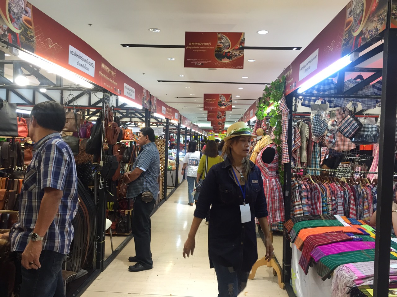 ราชบุรีสืบสานประเพณีสงกรานต์>> วันที่ 12 เมษายน 2559 นางสายพิน  โพธินวล หัวหน้ากลุ่มงานส่งเสริมฯ รักษาราชการแทนพัฒนาการจังหวัดราชบุรี พร้อมด้วยพัฒนาการอำเภอ ร่วมรดน้ำขอพรคณะผู้เคยดำรงตำแหน่งอธิบดีกรมการพัฒนาชุมชน และคณะผู้บริหารระดับสูงของกรมการพัฒนาชุมชน