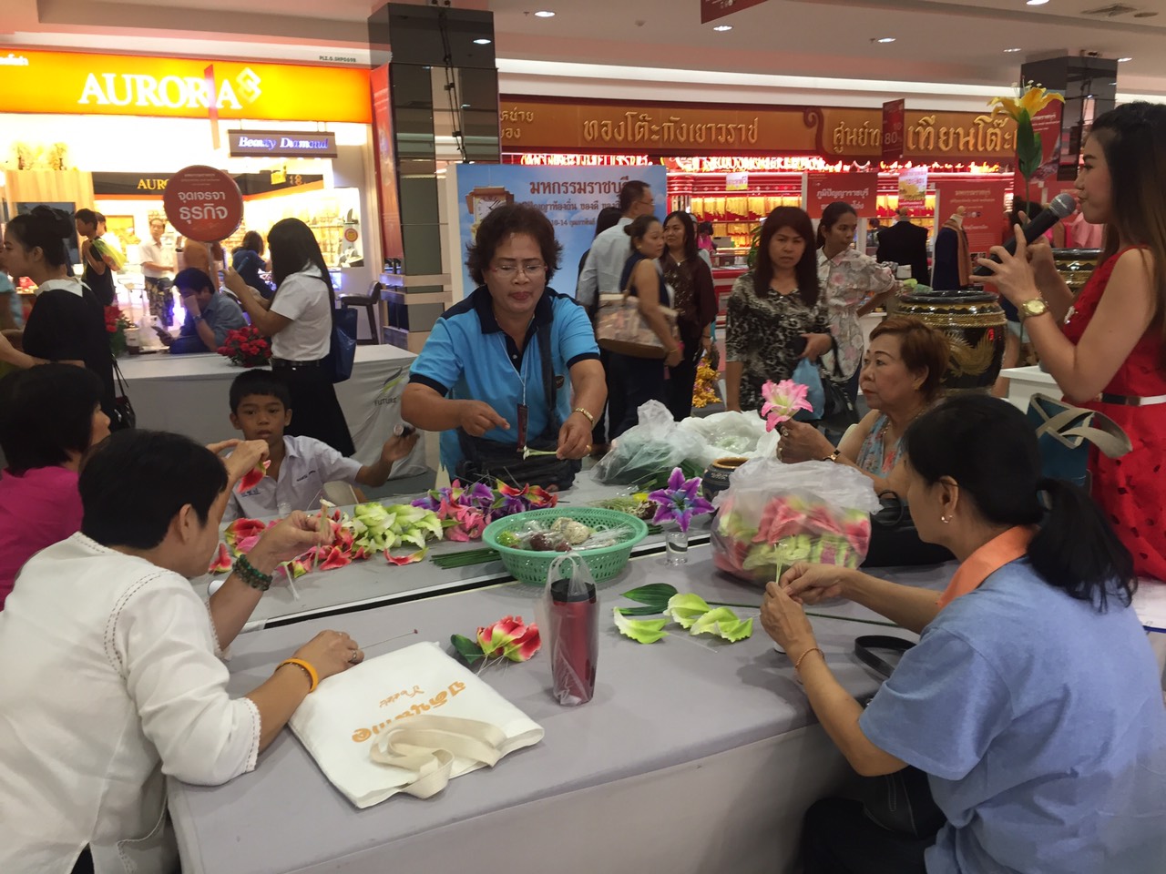 จังหวัดราชบุรี ^__^ วันที่ 12 กุมภาพันธ์ 2559 บรรยากาศในงานมหกรรมราชบุรี ภุมิปัญญารท้องถิ่น ของดีของกินอร่อย ณ ศูนย์การค้าฟิวเจอร์ปาร์ค วันนี้เป็นวันที่ 3 ยังคงขายดิบขายดีกันถ้วนหน้า
