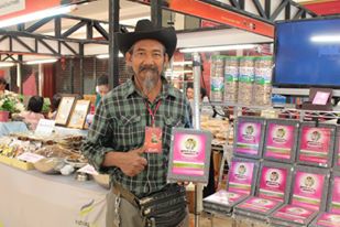 ราชบุรีขับเคลื่อนประชารัฐ วันที่ 7 เมษายน 2559 เวลา 13.30 น. นายสุรพล แสวงศักดิ์ ผู้ว่าราชการจังหวัดราชบุรี เป็นประธานเปิดการประชุมเชิงปฏิบัติการเพื่อขับเคลื่อนการดำเนินงานตามโครงการเพิ่มความเข้มแข็งของเศรษฐกิจฐานรากตามแนวประขารัฐ จังหวัดราชบุรี แก่ประธาน