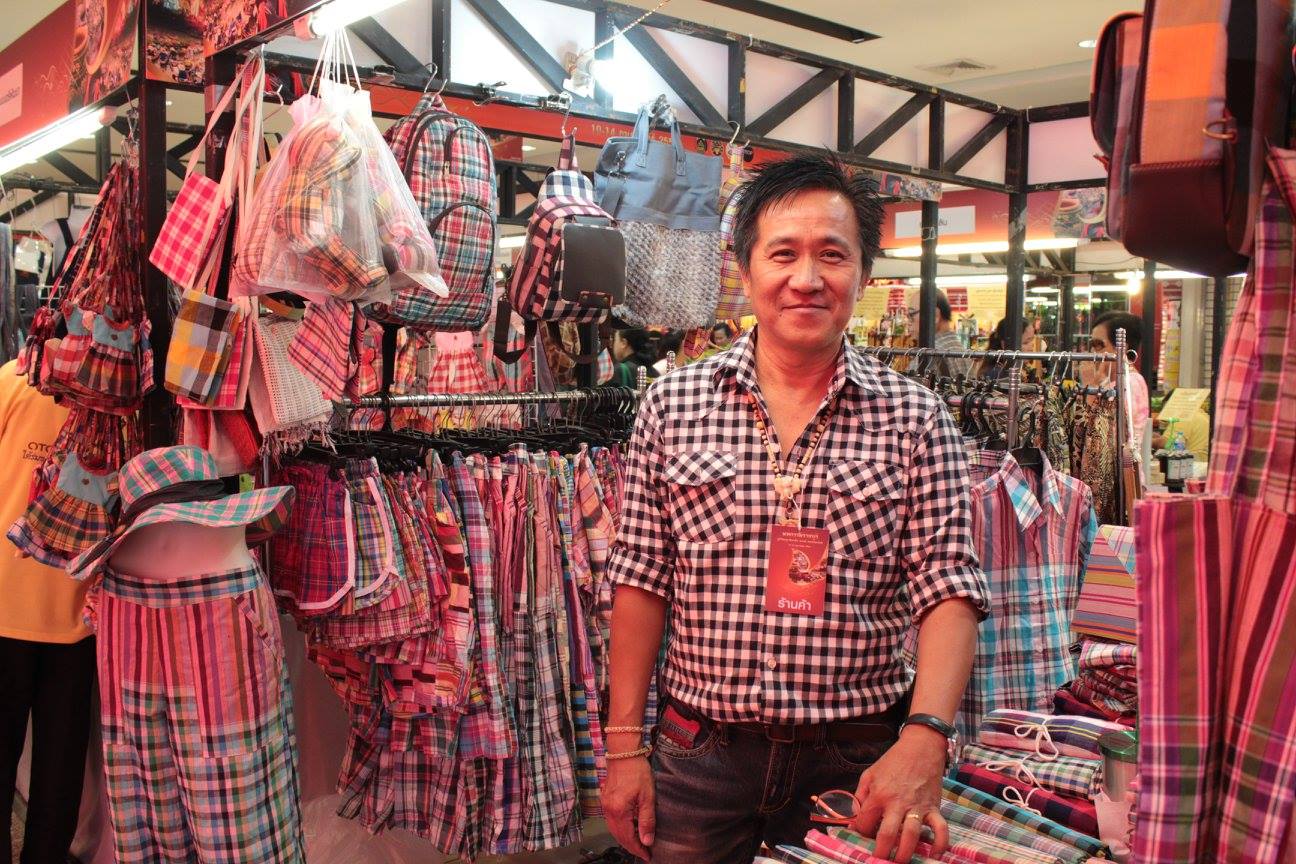 ราชบุรีสืบสานประเพณีสงกรานต์>> วันที่ 12 เมษายน 2559 นางสายพิน  โพธินวล หัวหน้ากลุ่มงานส่งเสริมฯ รักษาราชการแทนพัฒนาการจังหวัดราชบุรี พร้อมด้วยพัฒนาการอำเภอ ร่วมรดน้ำขอพรคณะผู้เคยดำรงตำแหน่งอธิบดีกรมการพัฒนาชุมชน และคณะผู้บริหารระดับสูงของกรมการพัฒนาชุมชน