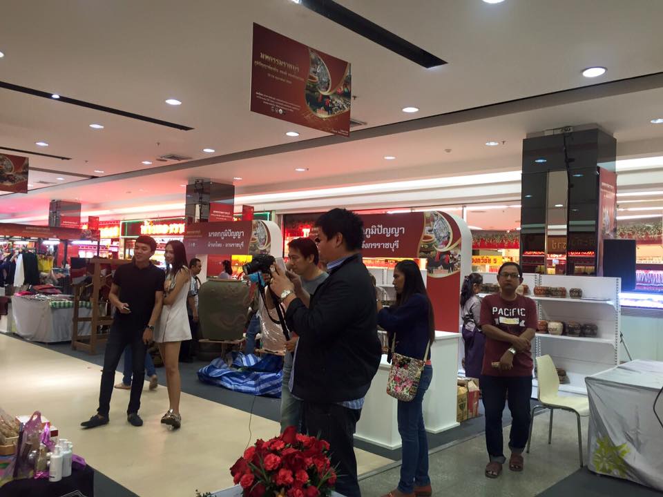 ราชบุรีสืบสานประเพณีสงกรานต์>> วันที่ 12 เมษายน 2559 นางสายพิน  โพธินวล หัวหน้ากลุ่มงานส่งเสริมฯ รักษาราชการแทนพัฒนาการจังหวัดราชบุรี พร้อมด้วยพัฒนาการอำเภอ ร่วมรดน้ำขอพรคณะผู้เคยดำรงตำแหน่งอธิบดีกรมการพัฒนาชุมชน และคณะผู้บริหารระดับสูงของกรมการพัฒนาชุมชน