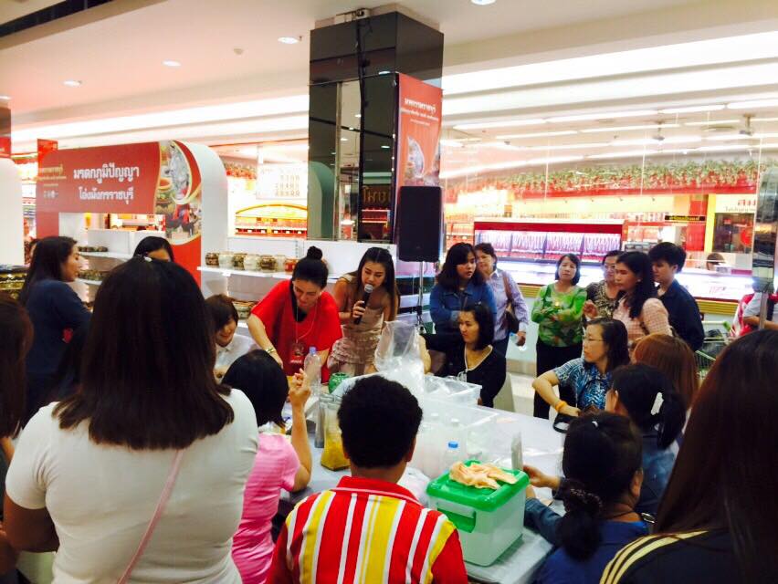 ราชบุรีสืบสานประเพณีสงกรานต์>> วันที่ 12 เมษายน 2559 นางสายพิน  โพธินวล หัวหน้ากลุ่มงานส่งเสริมฯ รักษาราชการแทนพัฒนาการจังหวัดราชบุรี พร้อมด้วยพัฒนาการอำเภอ ร่วมรดน้ำขอพรคณะผู้เคยดำรงตำแหน่งอธิบดีกรมการพัฒนาชุมชน และคณะผู้บริหารระดับสูงของกรมการพัฒนาชุมชน