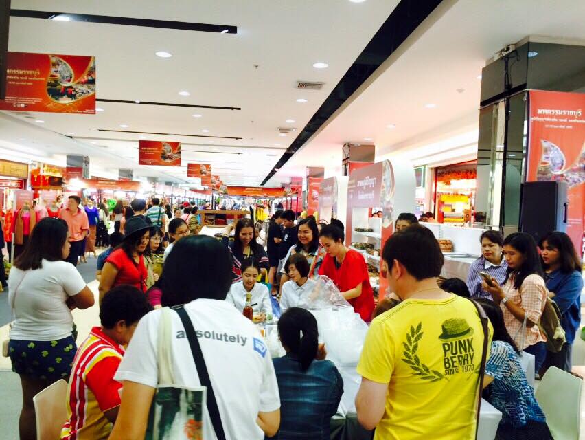 ราชบุรีสืบสานประเพณีสงกรานต์>> วันที่ 12 เมษายน 2559 นางสายพิน  โพธินวล หัวหน้ากลุ่มงานส่งเสริมฯ รักษาราชการแทนพัฒนาการจังหวัดราชบุรี พร้อมด้วยพัฒนาการอำเภอ ร่วมรดน้ำขอพรคณะผู้เคยดำรงตำแหน่งอธิบดีกรมการพัฒนาชุมชน และคณะผู้บริหารระดับสูงของกรมการพัฒนาชุมชน