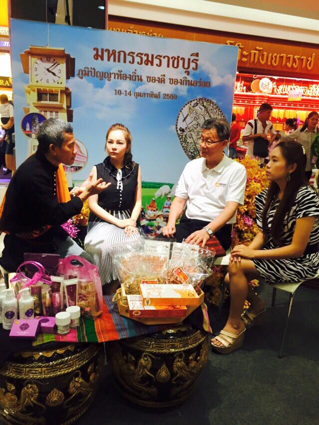 ราชบุรีสืบสานประเพณีสงกรานต์>> วันที่ 12 เมษายน 2559 นางสายพิน  โพธินวล หัวหน้ากลุ่มงานส่งเสริมฯ รักษาราชการแทนพัฒนาการจังหวัดราชบุรี พร้อมด้วยพัฒนาการอำเภอ ร่วมรดน้ำขอพรคณะผู้เคยดำรงตำแหน่งอธิบดีกรมการพัฒนาชุมชน และคณะผู้บริหารระดับสูงของกรมการพัฒนาชุมชน