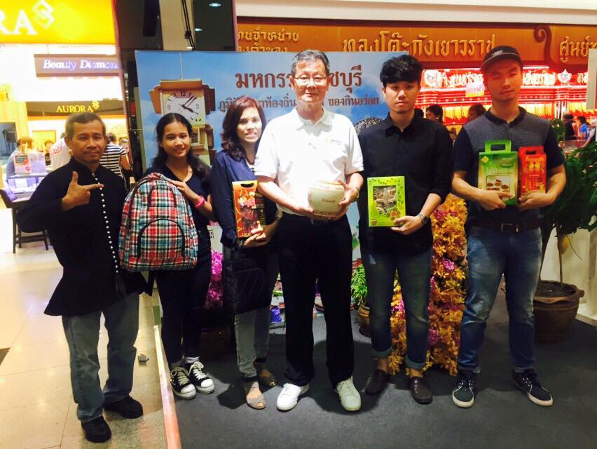 ราชบุรีสืบสานประเพณีสงกรานต์>> วันที่ 12 เมษายน 2559 นางสายพิน  โพธินวล หัวหน้ากลุ่มงานส่งเสริมฯ รักษาราชการแทนพัฒนาการจังหวัดราชบุรี พร้อมด้วยพัฒนาการอำเภอ ร่วมรดน้ำขอพรคณะผู้เคยดำรงตำแหน่งอธิบดีกรมการพัฒนาชุมชน และคณะผู้บริหารระดับสูงของกรมการพัฒนาชุมชน