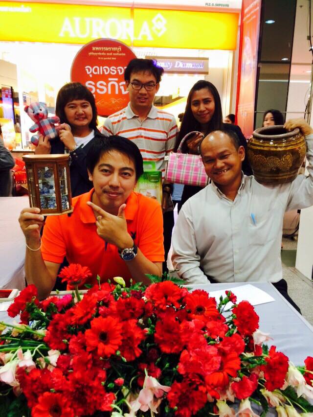 จังหวัดราชบุรี >>> วันที่ 18 เมษายน 2559  นางสาวนิภา  ทองก้อน หัวหน้ากลุ่มงานสารสนเทศการพัฒนาชุมชน นำหัวหน้าฝ่ายและเจ้าหน้าที่จังหวัด รดน้ำขอพร นางสายพิน  โพธินวล หัวหน้ากลุ่มงานส่งเสริมฯ รักษาราชการแทนพัฒนาการจังหวัดราชบุรี เนื่องในโอกาสวันสงกรานต์ ณ ห้อ