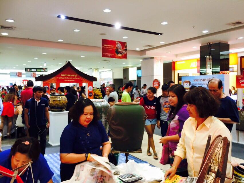 จังหวัดราชบุรี >>> วันที่ 18 เมษายน 2559  นางสาวนิภา  ทองก้อน หัวหน้ากลุ่มงานสารสนเทศการพัฒนาชุมชน นำหัวหน้าฝ่ายและเจ้าหน้าที่จังหวัด รดน้ำขอพร นางสายพิน  โพธินวล หัวหน้ากลุ่มงานส่งเสริมฯ รักษาราชการแทนพัฒนาการจังหวัดราชบุรี เนื่องในโอกาสวันสงกรานต์ ณ ห้อ