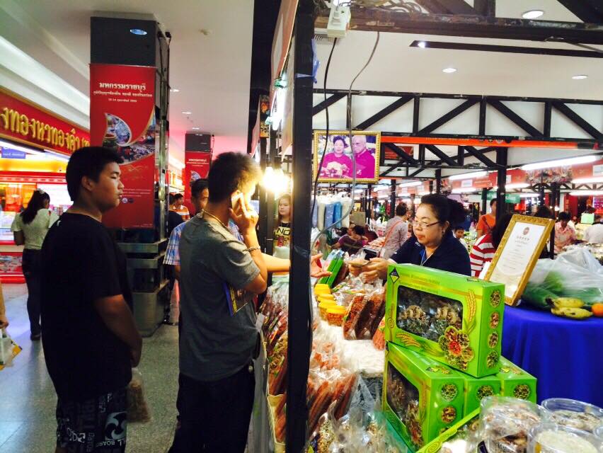 จังหวัดราชบุรี >>> วันที่ 18 เมษายน 2559  นางสาวนิภา  ทองก้อน หัวหน้ากลุ่มงานสารสนเทศการพัฒนาชุมชน นำหัวหน้าฝ่ายและเจ้าหน้าที่จังหวัด รดน้ำขอพร นางสายพิน  โพธินวล หัวหน้ากลุ่มงานส่งเสริมฯ รักษาราชการแทนพัฒนาการจังหวัดราชบุรี เนื่องในโอกาสวันสงกรานต์ ณ ห้อ