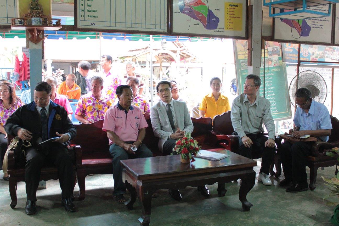 จังหวัดราชบุรี >>> วันที่ 18 เมษายน 2559  นางสาวนิภา  ทองก้อน หัวหน้ากลุ่มงานสารสนเทศการพัฒนาชุมชน นำหัวหน้าฝ่ายและเจ้าหน้าที่จังหวัด รดน้ำขอพร นางสายพิน  โพธินวล หัวหน้ากลุ่มงานส่งเสริมฯ รักษาราชการแทนพัฒนาการจังหวัดราชบุรี เนื่องในโอกาสวันสงกรานต์ ณ ห้อ