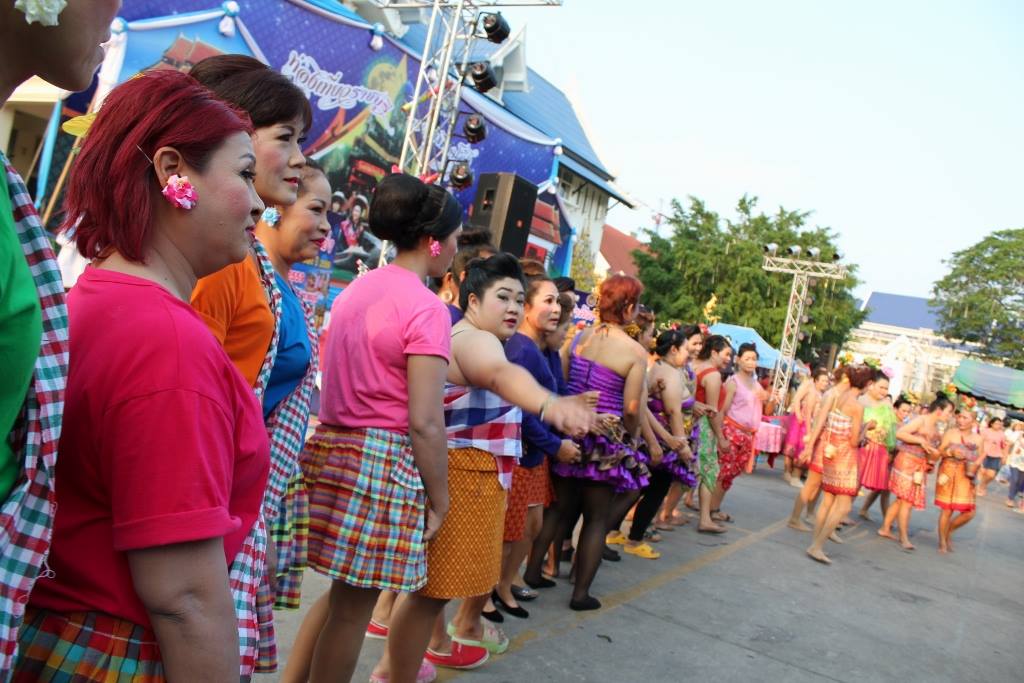 จังหวัดราชบุรี >> วันที่ 21 เม.ย. 59 เวลา 14.00 น. นางสาวนิภา ทองก้อน หัวหน้ากลุ่มงานสารสนเทศการพัฒนาชุมชน พร้อมด้วยเจ้าหน้าที่กลุ่มงานสารสนเทศฯ ลงพื้นที่อำเภอโพธาราม เพื่อสนับสนุนและพัฒนาศักยภาพการดำเนินงานโครงการ IQL ให้แก่พัฒนาการอำเภอและพัฒนากร ณ สพอ