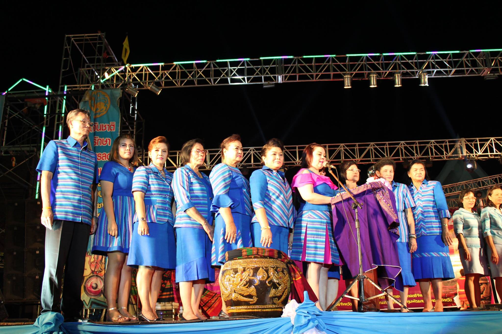 จังหวัดราชบุรี >> วันที่ 21 เม.ย. 59 เวลา 09.00 น. นางสาวนิภา ทองก้อน หัวหน้ากลุ่มงานสารสนเทศการพัฒนาชุมชน พร้อมด้วยเจ้าหน้าที่กลุ่มงานสารสนเทศฯ ลงพื้นที่อำเภอเมืองราชบุรี เพื่อสนับสนุนและพัฒนาศักยภาพการดำเนินงานโครงการ IQL ให้แก่พัฒนาการอำเภอและพัฒนากร