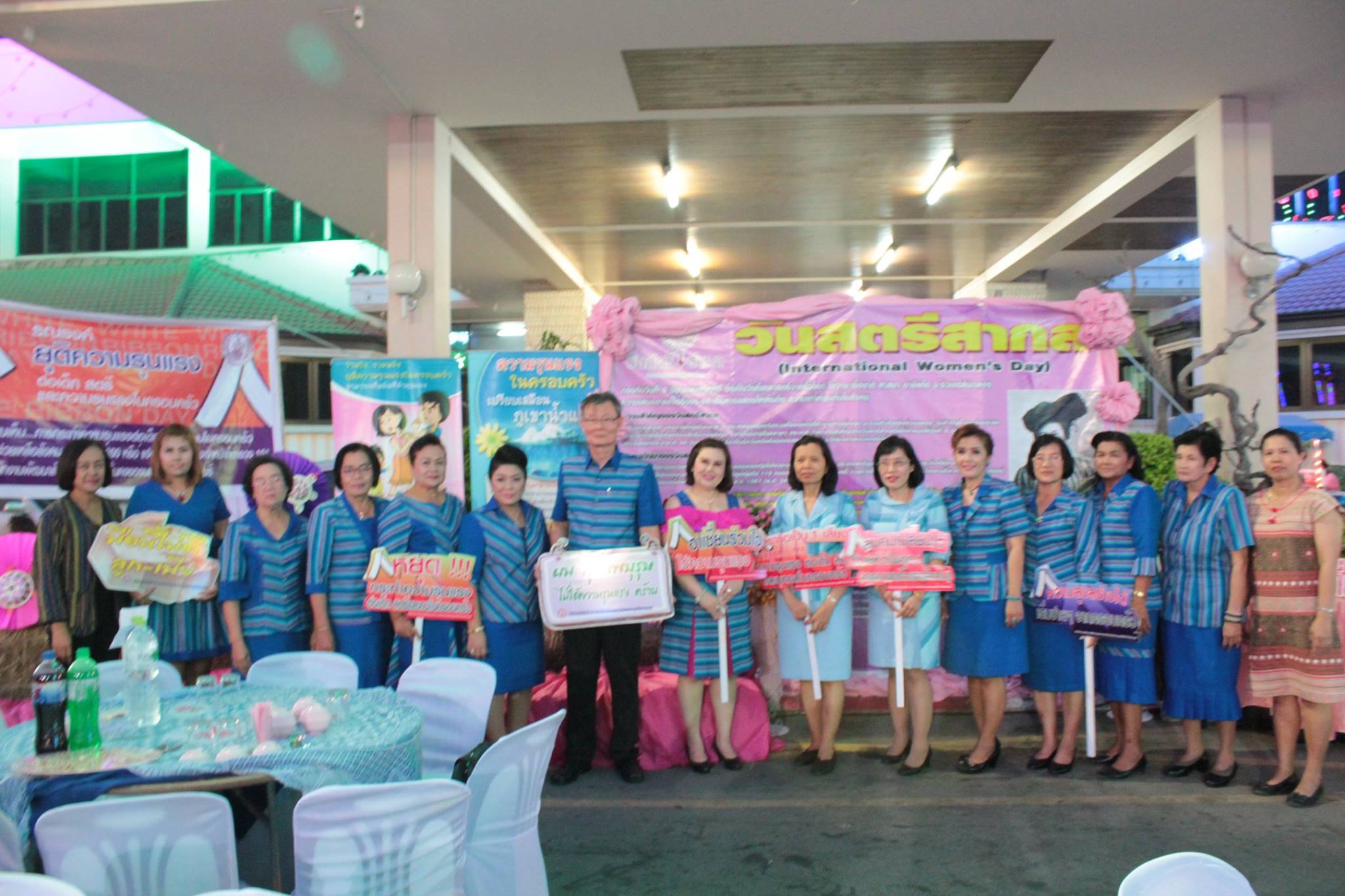 จังหวัดราชบุรี >> วันที่ 21 เม.ย. 59 เวลา 09.00 น. นางสาวนิภา ทองก้อน หัวหน้ากลุ่มงานสารสนเทศการพัฒนาชุมชน พร้อมด้วยเจ้าหน้าที่กลุ่มงานสารสนเทศฯ ลงพื้นที่อำเภอเมืองราชบุรี เพื่อสนับสนุนและพัฒนาศักยภาพการดำเนินงานโครงการ IQL ให้แก่พัฒนาการอำเภอและพัฒนากร