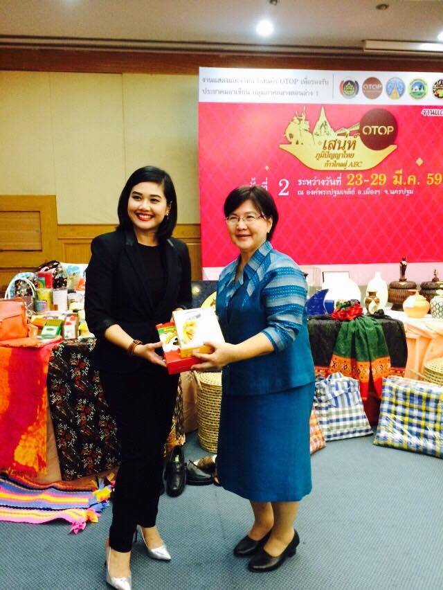 จังหวัดราชบุรี>>;วันที่ 22 เมษายน 2559 เวลา 09.00 น. ทีมงานกลุ่มงานสารสนเทศกาiรพัฒนาชุมชน และทีมงานพัฒนชุมชน อ.เมืองราชบุรี ลงพื้นที่จัดเก็บค่าพิกัด gis และถ่ายภาพ ข้อมูลสถานที่สำคัญในชุมชน เพื่อทำฐานข้อมูล แผนที่ใน google map ในพื้นที่ ต.เกาะพลับพลา ต.เข