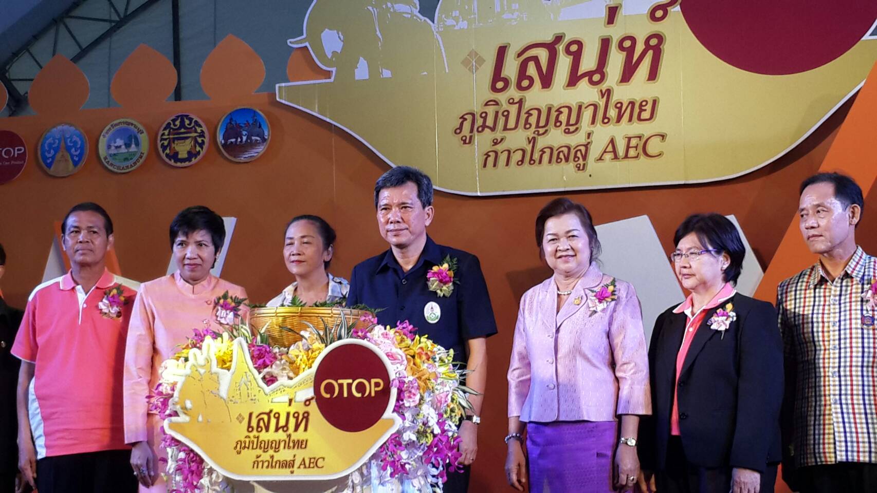 จังหวัดราชบุรี>>>นิทรรศการหมู่บ้านเศรษฐกิจพอเพีง ในงาน ‪#‎มหกรรมสืบสานภูมิปัญญาด้านวัฒนธรรมหมู่บ้านเศรษฐกิจพอเพียง‬ ณ บรมราชาอนุเสาวรีย์ดอนเจดีย์ จังหวัดสุพรรณบุรี “บ้านดอนกระเบื้อง หมู่ที่ 3 ตำบลดอนกระเบื้อง อำเภอโพธาราม จังหวัดราชบุรี”