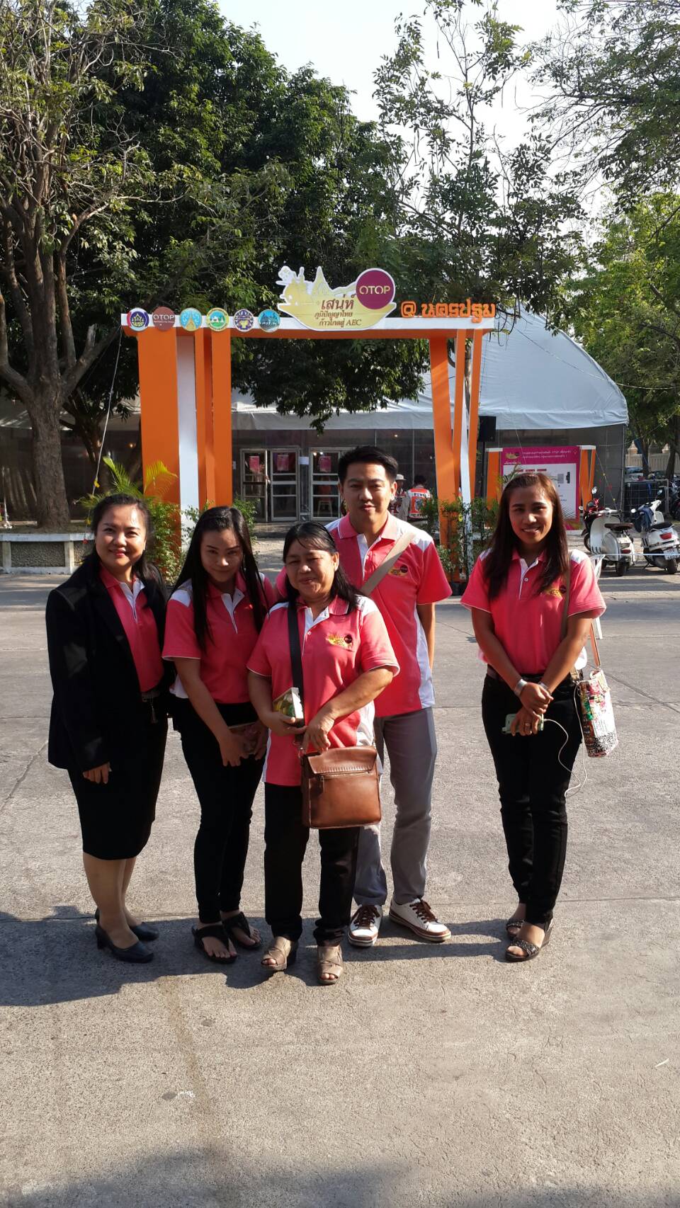 จังหวัดราชบุรี>>>วันที่ 23 เมษายน 2559 นางสายพิน โพธินวล หัวหน้ากลุ่มงานส่งเสริมการพัฒนาชุมชน รักษาราชการแทนพัฒนาการจังหวัดราชบุรีมอบหมายให้นายศิลา ปุจฉาการ นักวิชาการกลุ่มงานส่งเสริมฯนำผู้นำ อช ของจังหวัดราชบุรีเข้าร่วมสัมมนาผู้นำอาสาพัฒนาชุมชน ณ ห้องประ