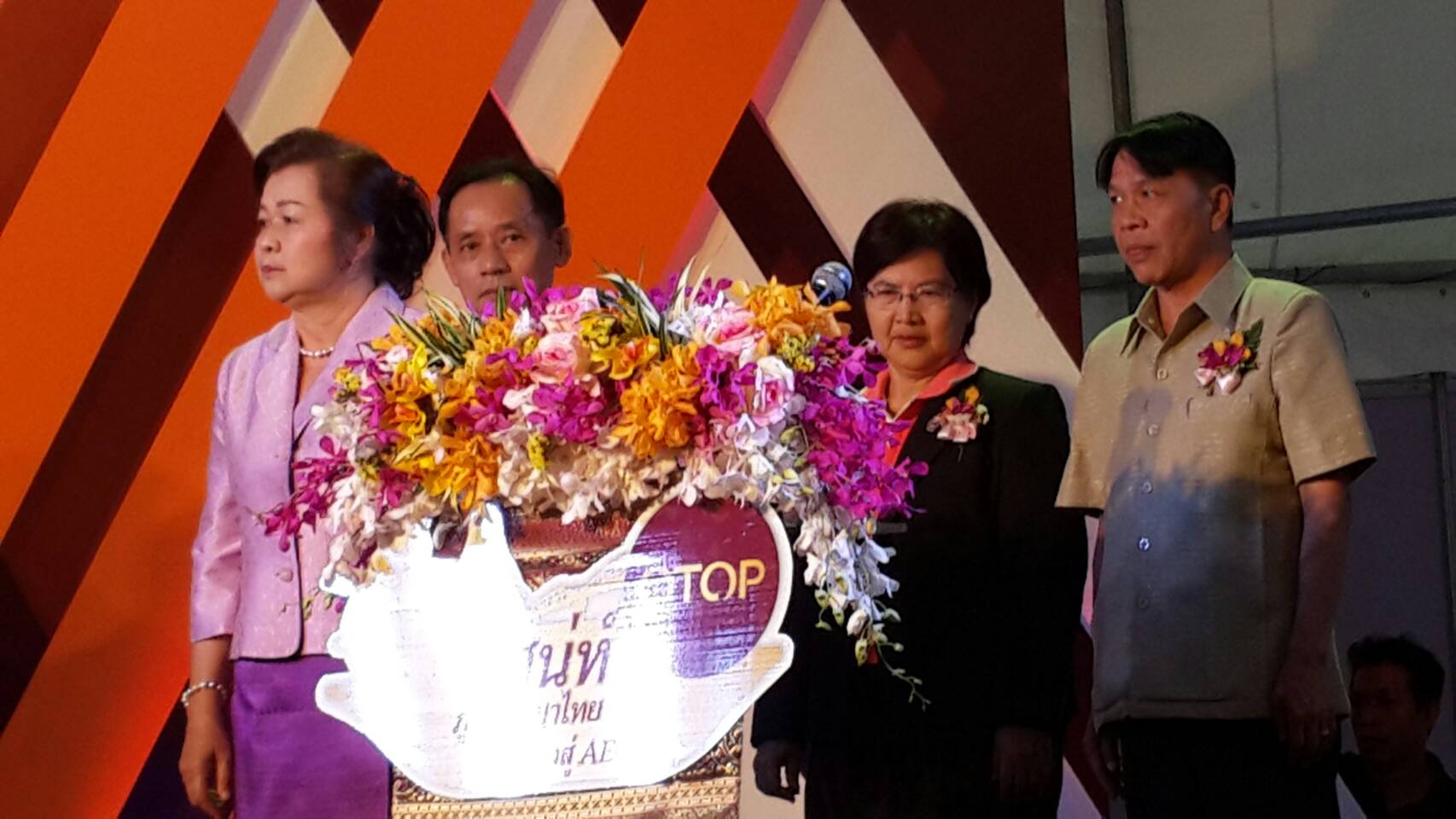 จังหวัดราชบุรี>>>วันที่ 23 เมษายน 2559 นางสายพิน โพธินวล หัวหน้ากลุ่มงานส่งเสริมการพัฒนาชุมชน รักษาราชการแทนพัฒนาการจังหวัดราชบุรีมอบหมายให้นายศิลา ปุจฉาการ นักวิชาการกลุ่มงานส่งเสริมฯนำผู้นำ อช ของจังหวัดราชบุรีเข้าร่วมสัมมนาผู้นำอาสาพัฒนาชุมชน ณ ห้องประ