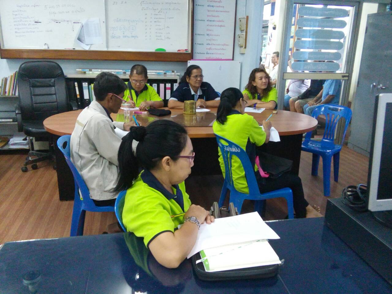 จังหวัดราชบุรี >> วันที่ 25 เมษายน 2559 ผู้ตรวจไพเราะ  รอยตระกูล ผู้ตรวจราชการกรมการพัฒนาชุมชน (เขตตรวจราชการที่ 4,11) ลงพื้นที่จังหวัดราชบุรี เพื่อติดตามผลการดำเนินงานของสำนักงานพัฒนาชุมชนจังหวัดราชบุรี พร้อมสร้างความเข้าใจในการขับเคลื่อนงานตามยุทธศาสตร์