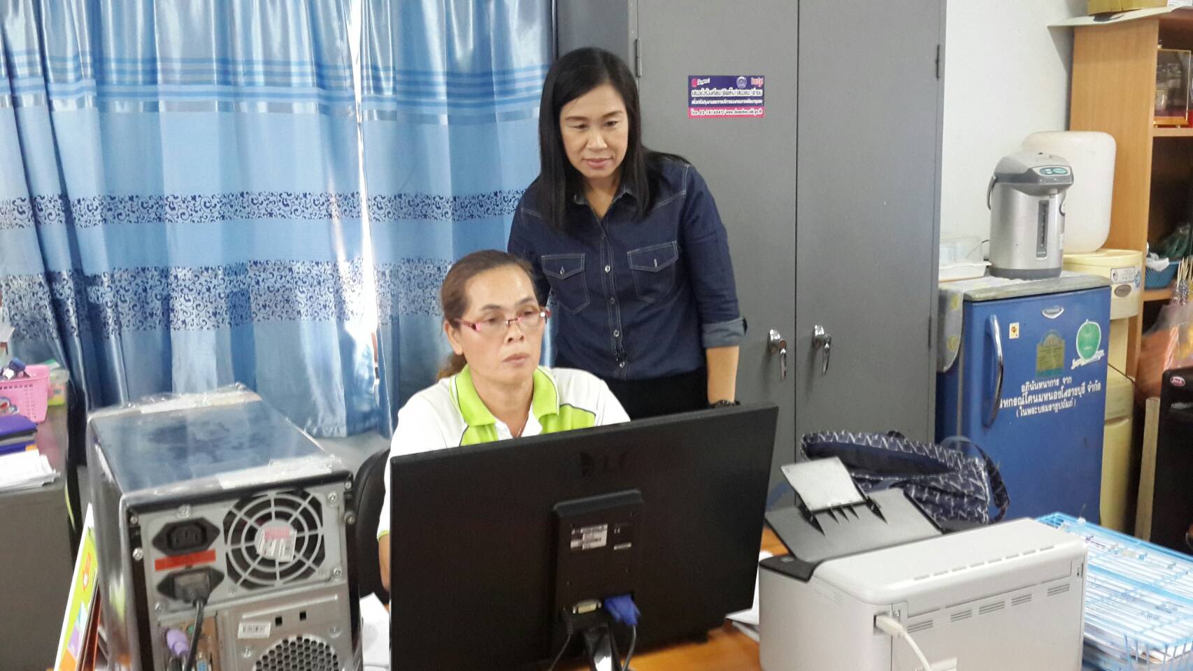 19 พ.ค. 59 นายพัลลภ ตันจริยภรณ์ หัวหน้ากลุ่มงานวิเทศสัมพันธ์ และ นางจันทิมา โจนส์ นักวิเทศสัมพันธ์ชำนาญการ จากกลุ่มงานวิเทศสัมพันธ์ กองแผนงาน กรมการพัฒนาชุมชน ลงพื้นที่อำเภอวัดเพลง เพื่อเตรียมความพร้อมสถานที่ศึกษาดูงานให้แก่คณะผู้บริหารระดับสูงที่เข้าหลัก