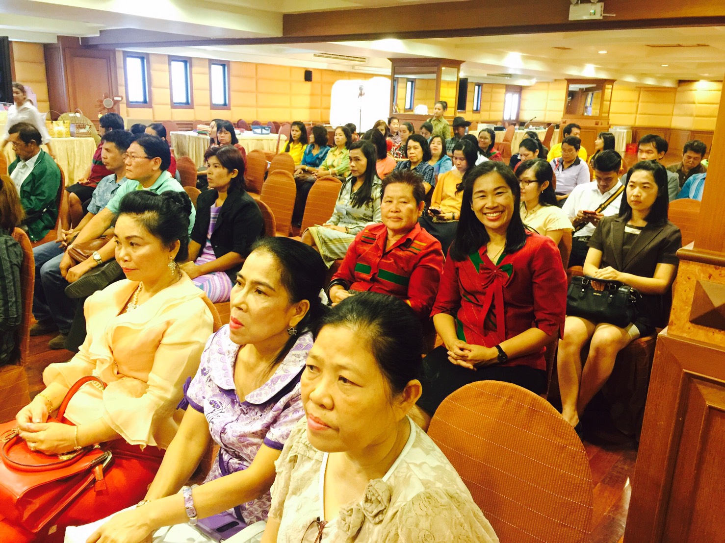 ราชบุรี>> วันนี้ 11 ตุลาคม 2559 เวลา 10.30 น. นายอาจณรงค์ สัตยพานิช ผู้ตรวจราชการกรมการพัฒนาชุมชน เขตที่ 4 ประชุมตรวจติดตามผลการดำเนินงานของสำนักงานพัฒนาชุมชนจังหวัดราชบุรี ประจำเดือน ตุลาคม 2559 โดยมีนายสุทธิรักษ์ หงสะมัต รักษาราชการแทนพัฒนาการจังหวัดราช