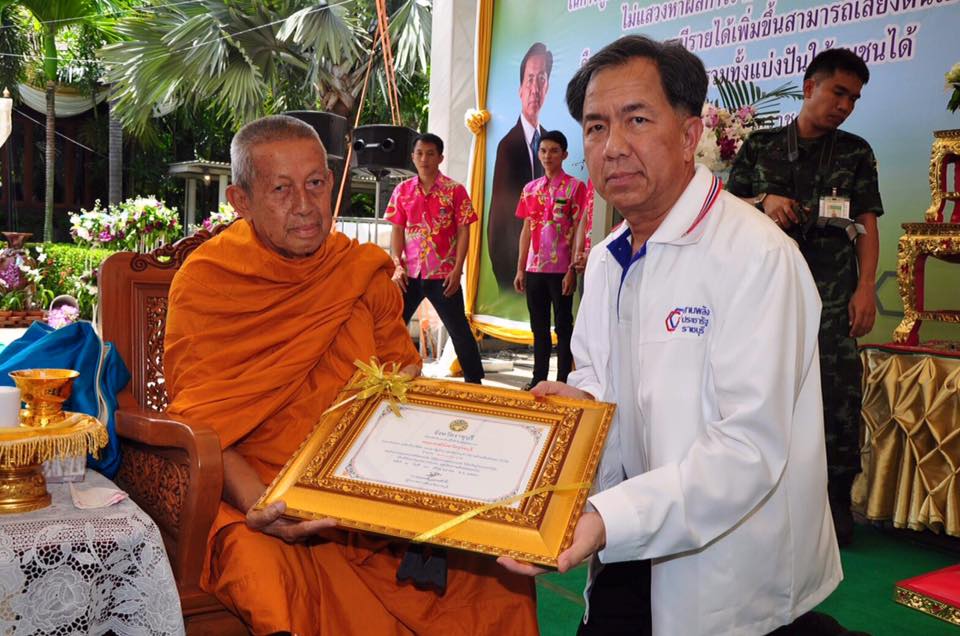 วันที่ 10 ธันวาคม 2559 เวลา 09.00 น.นางสาวนิภา ทองก้อนหัวหน้ากลุ่มงานสารสนเทศการพัฒนาชุมชน พร้อมด้วยนายสมปอง จงรักษ์ นักวิชาการพัฒนาชุมชน อำเภอปากท่อให้การต้อนรับคณะศึกษาดูงาน ตามโครงการรวมพลังเครือข่ายชุมชนเข้มแข็งต่อต้านการทุจริตและประพฤติมิชอบภาครัฐของ