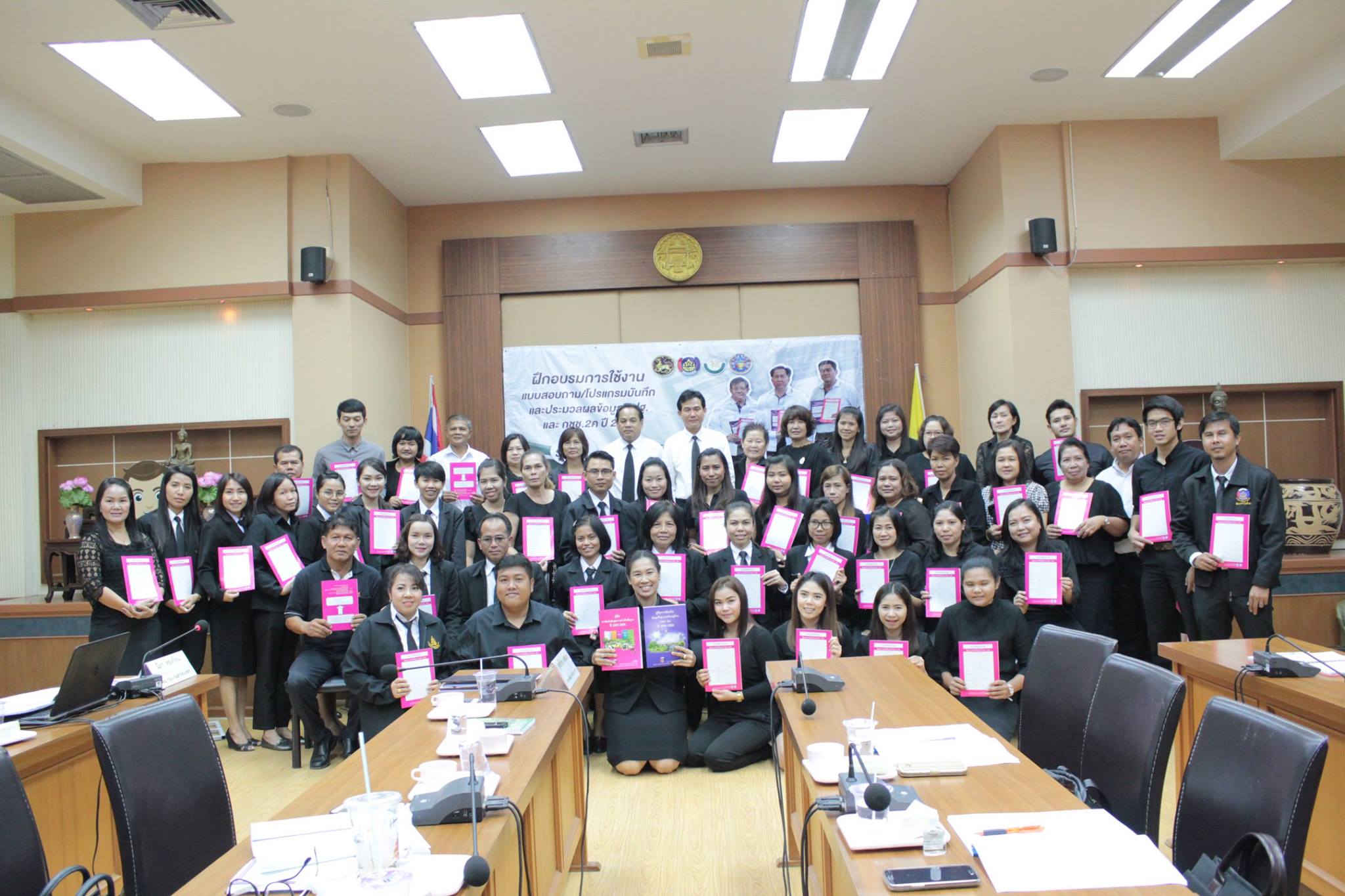 ราชบุรี>> วันที่ 13 ธันวาคม 2559 เวลา 10.00 น. นายสุทธิรักษ์ หงสะมัต รกท.พัฒนาการจังหวัดราชบุรี ร่วมประชุมคณะทำงานขับเคลื่อนกองทุนพัฒนาบทบาทสตรี โดยนางภรมน นรการกุมพล หัวหน้าคณะทำงาน ได้ร่วมกับคณะทำงานฯพิจารณาโครงของสมาชิกกองทุนฯ จำนวน 58 โครงการ เพื่อเสร