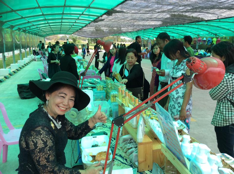 จังหวัดราชบุรี>>>วันที่ 29 ธันวาคม 2559 เวลา 08.00 น. นายสุทธิรักษ์ หงสะมัต หัวหน้ากลุ่มงานยุทธศาสตร์การพัฒนาชุมชนรักษาราชการแทนพัฒนาการจังหวัดราชบุรีมอบหมายให้ นางสาวนิภา ทองก้อน หัวหน้ากลุ่มงานสารสนเทศการพัฒนาชุมชน และนายศิลา ปุจฉาการ นักวิชาการพัฒนาชุม