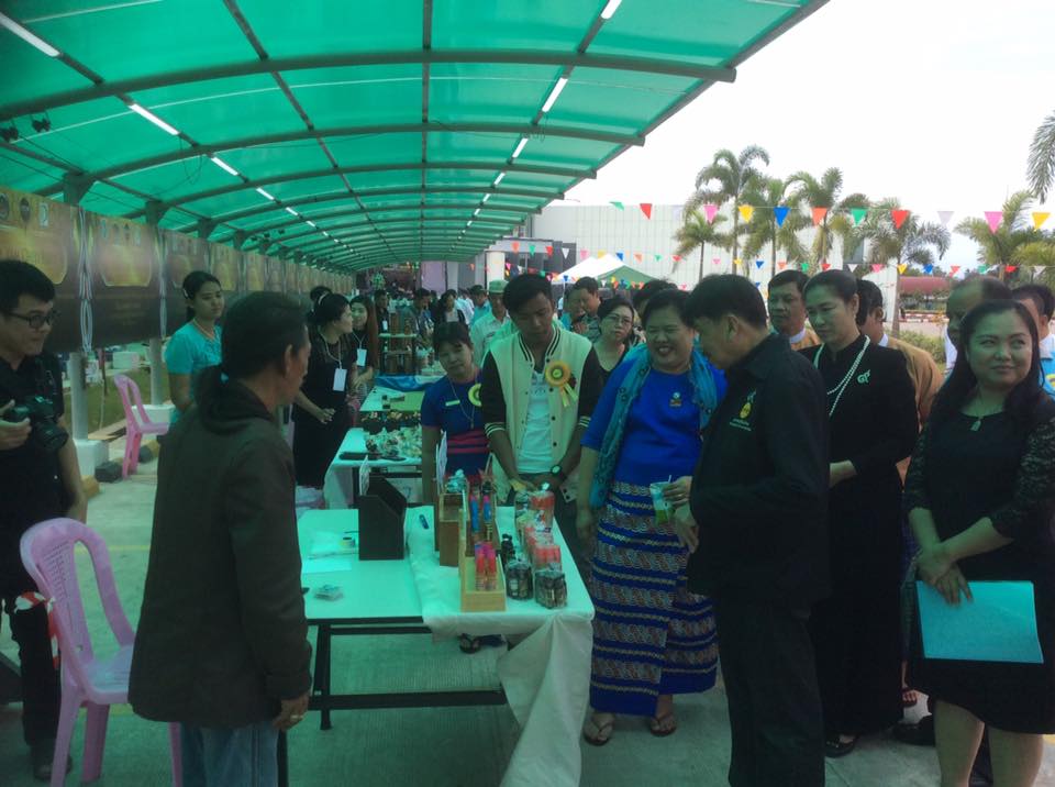 จังหวัดราชบุรี>>>วันที่ 29 ธันวาคม 2559 เวลา 08.00 น. นายสุทธิรักษ์ หงสะมัต หัวหน้ากลุ่มงานยุทธศาสตร์การพัฒนาชุมชนรักษาราชการแทนพัฒนาการจังหวัดราชบุรีมอบหมายให้ นางสาวนิภา ทองก้อน หัวหน้ากลุ่มงานสารสนเทศการพัฒนาชุมชน และนายศิลา ปุจฉาการ นักวิชาการพัฒนาชุม