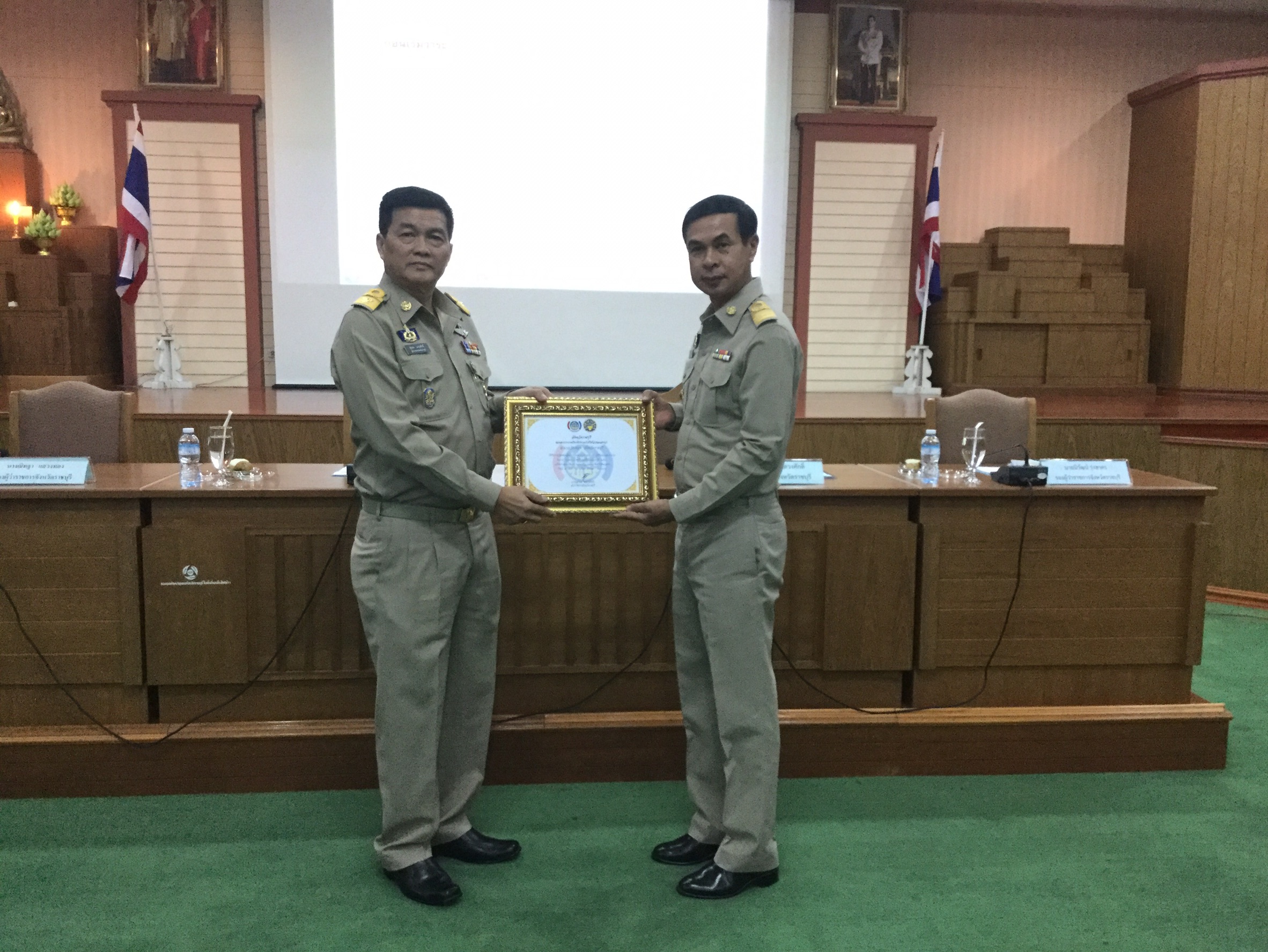 กิจกรรมมอบใบประกาศเกียรติบัตร แก่อำเภอที่ได้รับรางวัลการประกวดบูท OTOP ของดีบ้านเรา