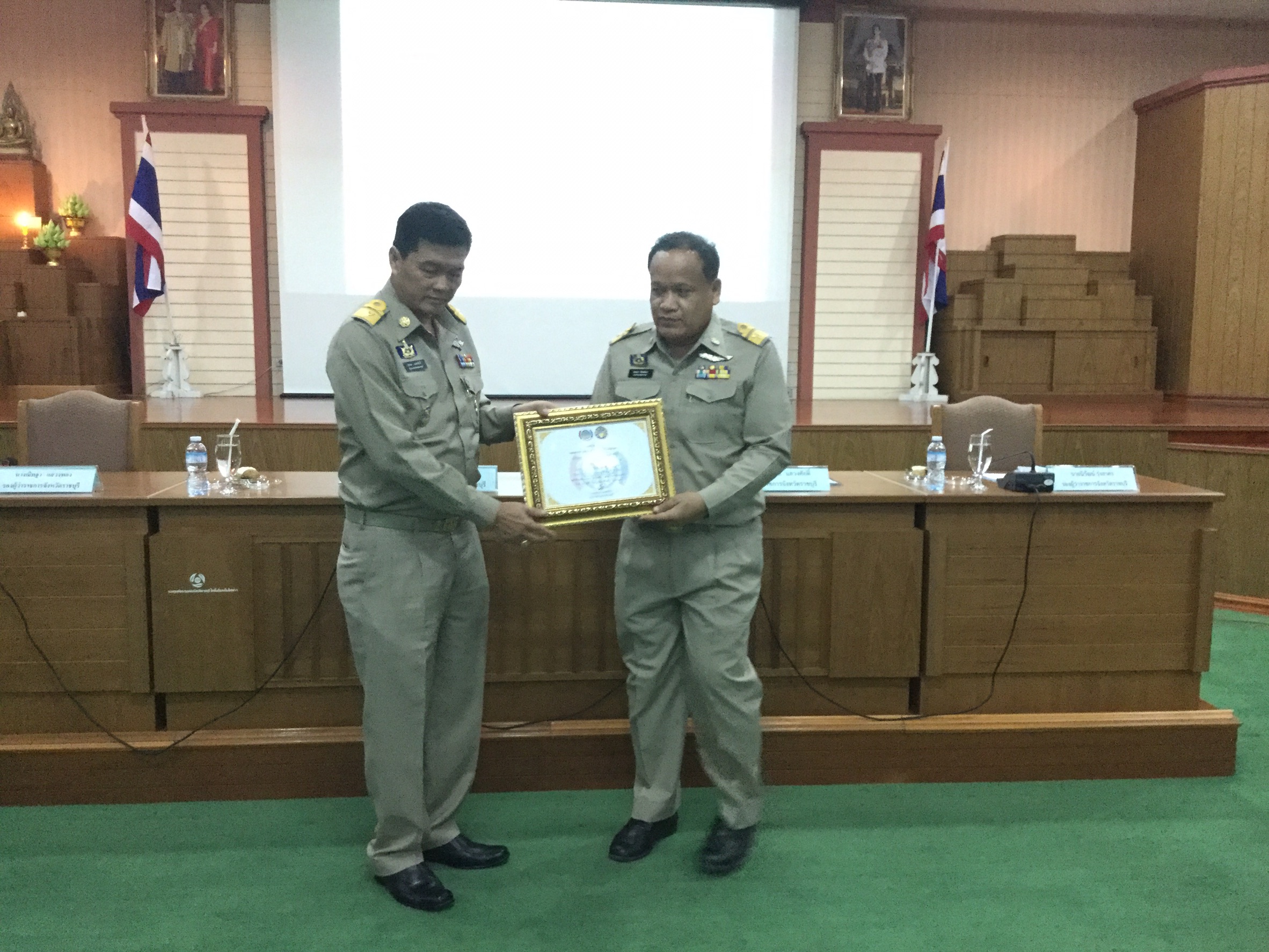 กิจกรรมมอบใบประกาศเกียรติบัตร แก่อำเภอที่ได้รับรางวัลการประกวดบูท OTOP ของดีบ้านเรา