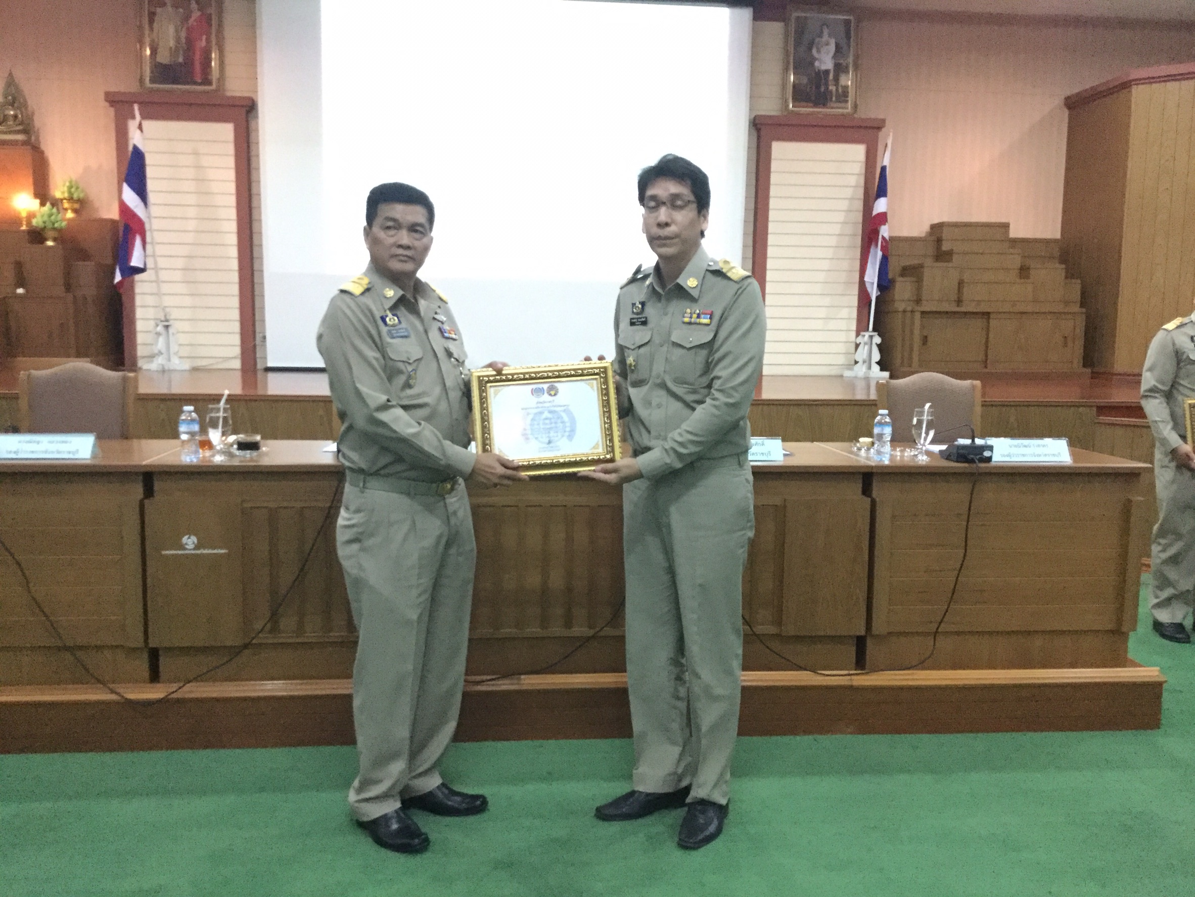 กิจกรรมมอบใบประกาศเกียรติบัตร แก่อำเภอที่ได้รับรางวัลการประกวดบูท OTOP ของดีบ้านเรา