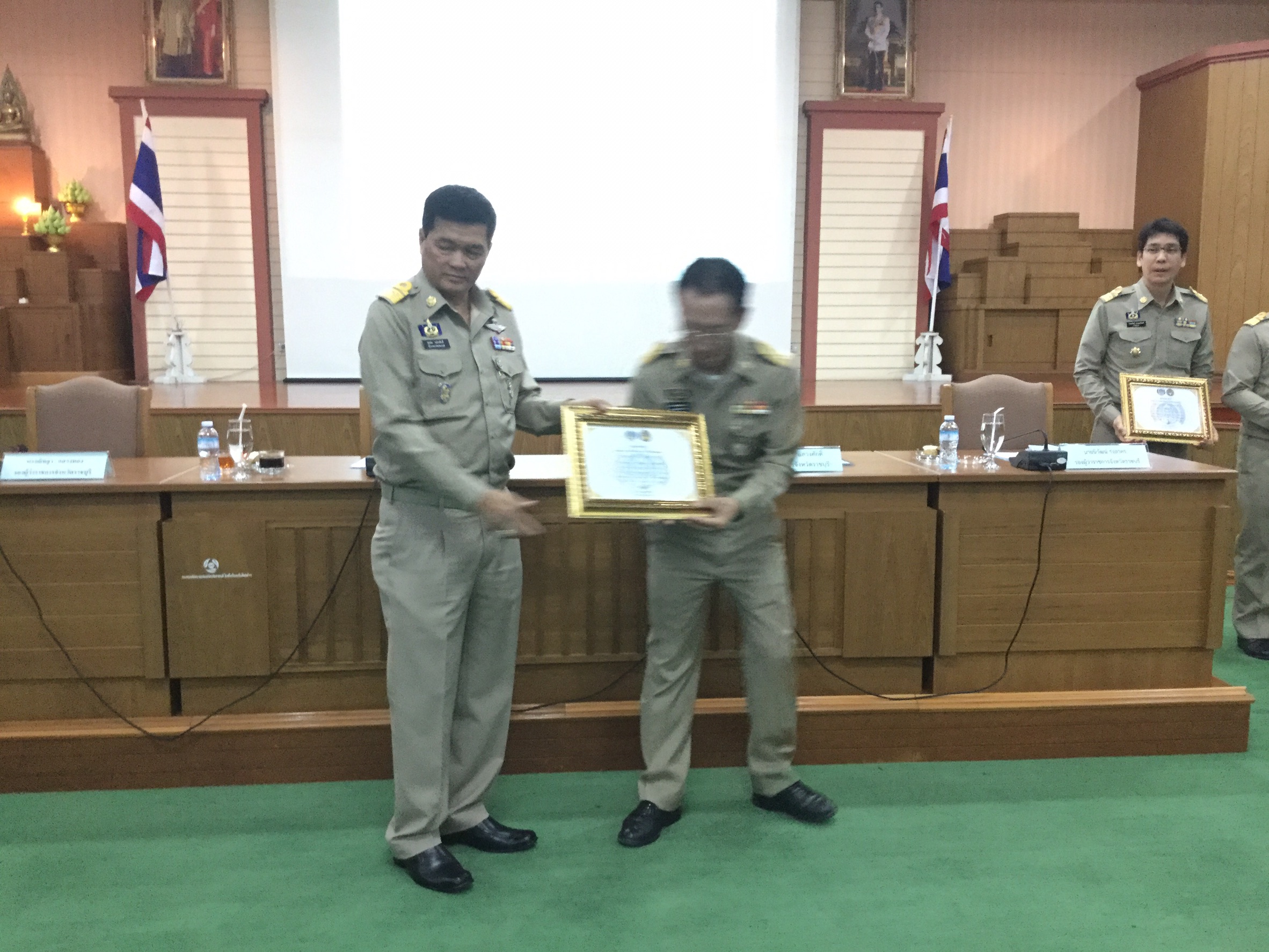 กิจกรรมมอบใบประกาศเกียรติบัตร แก่อำเภอที่ได้รับรางวัลการประกวดบูท OTOP ของดีบ้านเรา