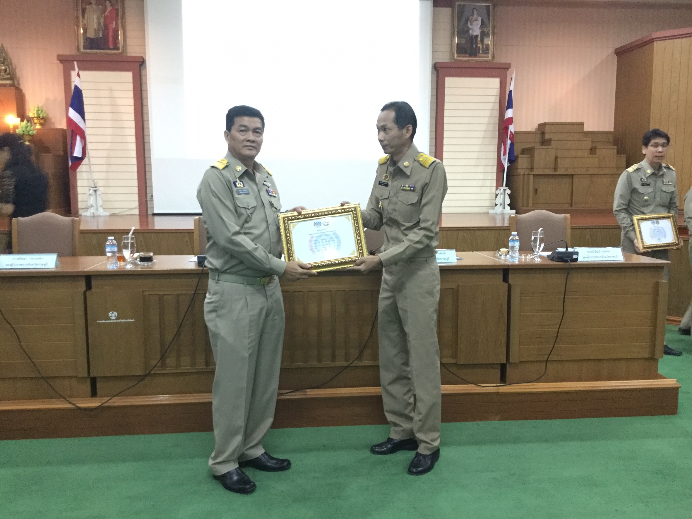 กิจกรรมมอบใบประกาศเกียรติบัตร แก่อำเภอที่ได้รับรางวัลการประกวดบูท OTOP ของดีบ้านเรา