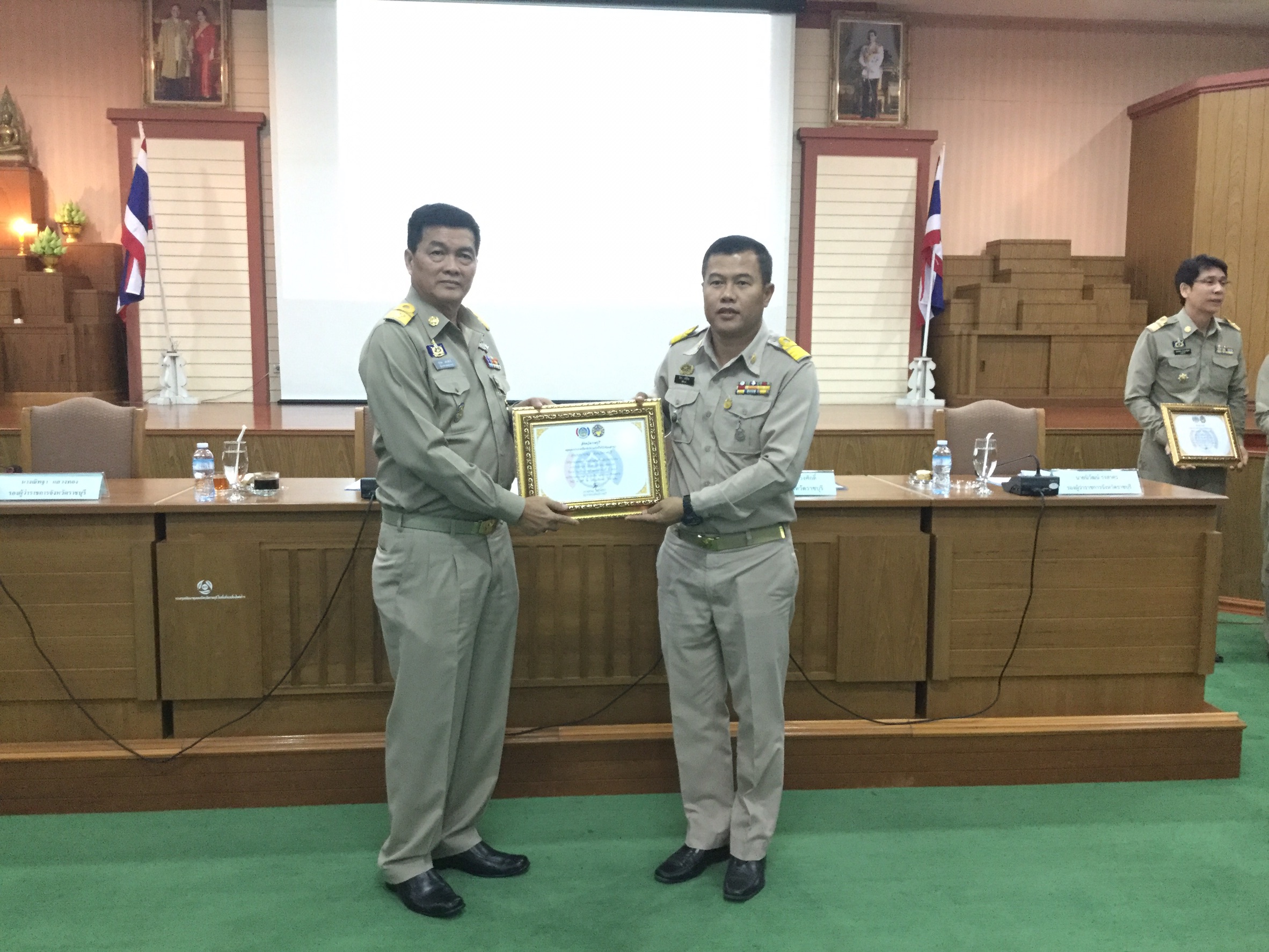 กิจกรรมมอบใบประกาศเกียรติบัตร แก่อำเภอที่ได้รับรางวัลการประกวดบูท OTOP ของดีบ้านเรา