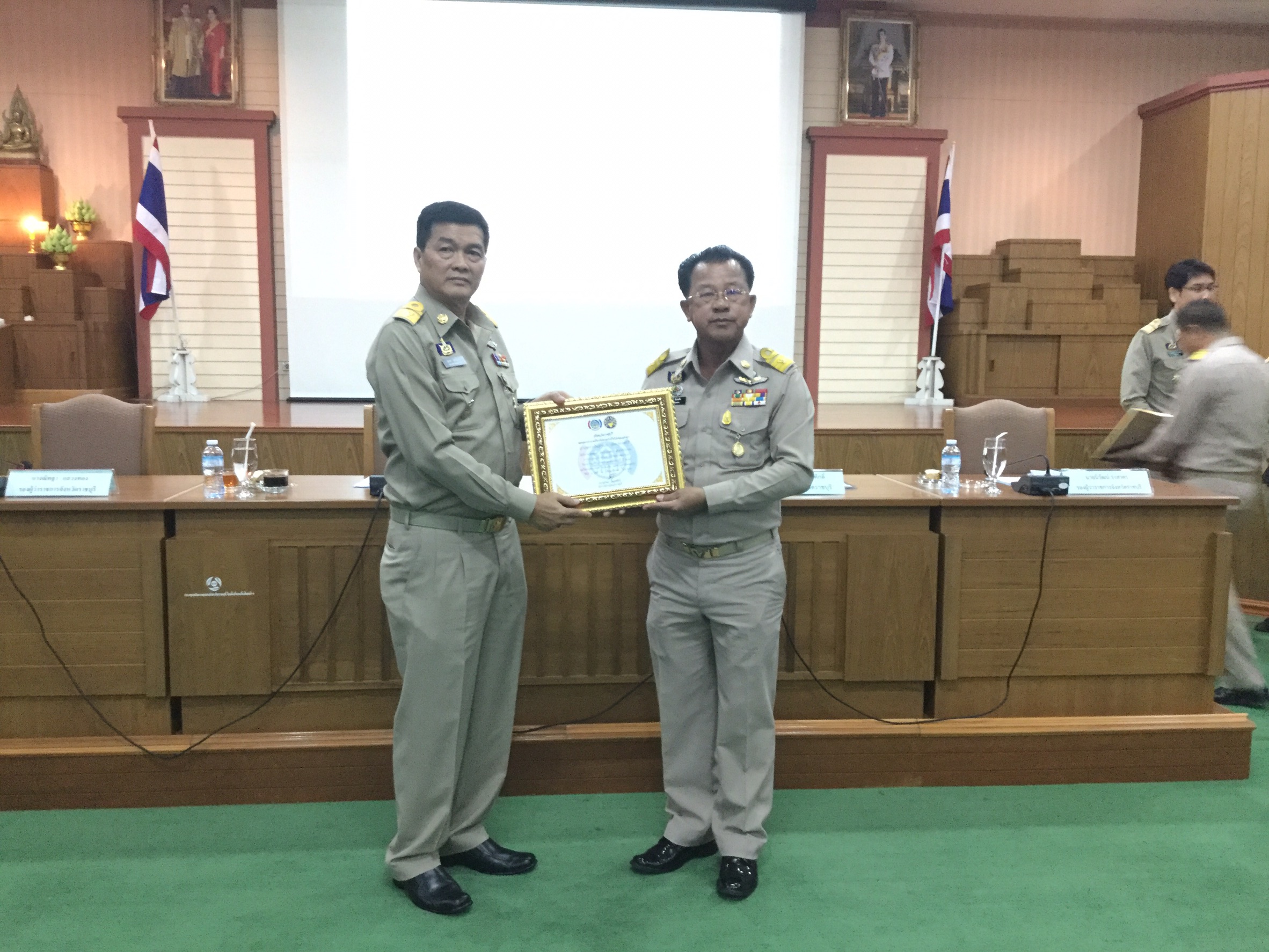 กิจกรรมมอบใบประกาศเกียรติบัตร แก่อำเภอที่ได้รับรางวัลการประกวดบูท OTOP ของดีบ้านเรา