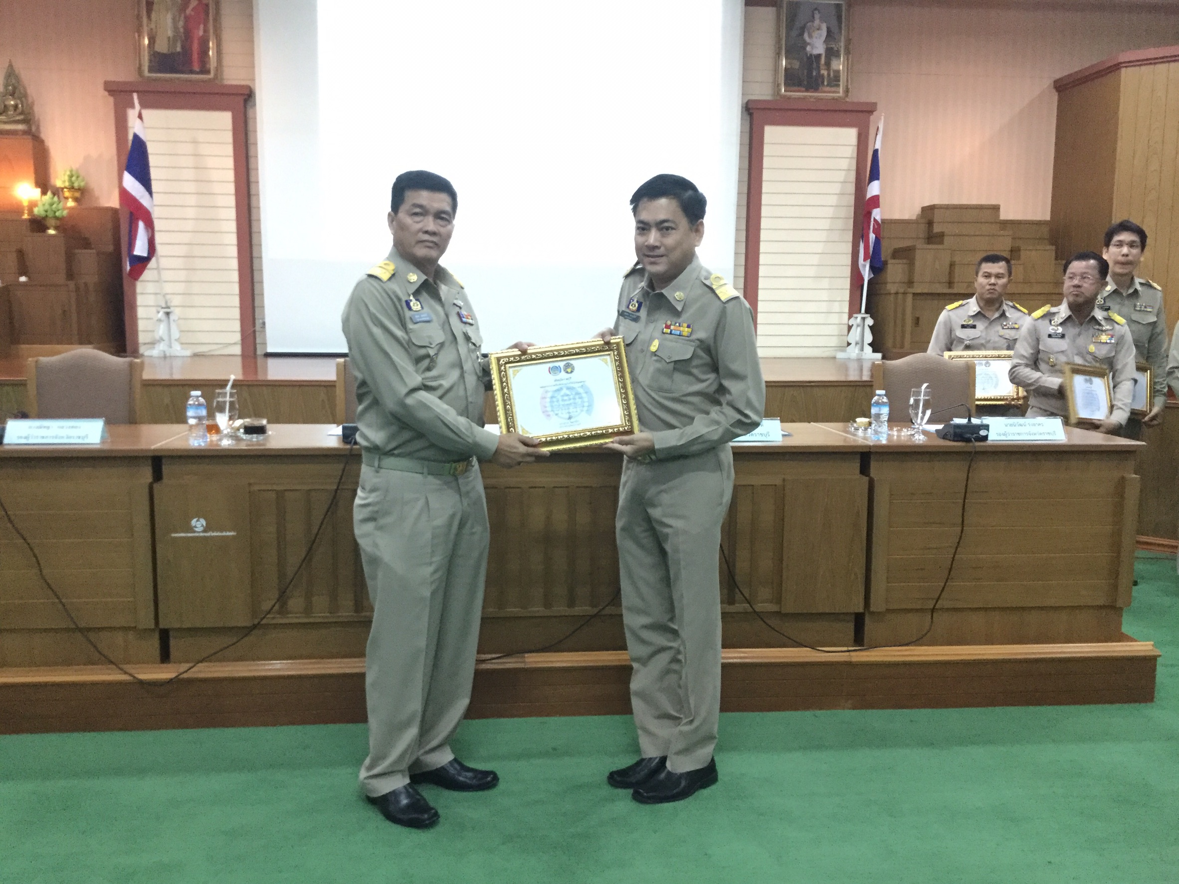 กิจกรรมมอบใบประกาศเกียรติบัตร แก่อำเภอที่ได้รับรางวัลการประกวดบูท OTOP ของดีบ้านเรา