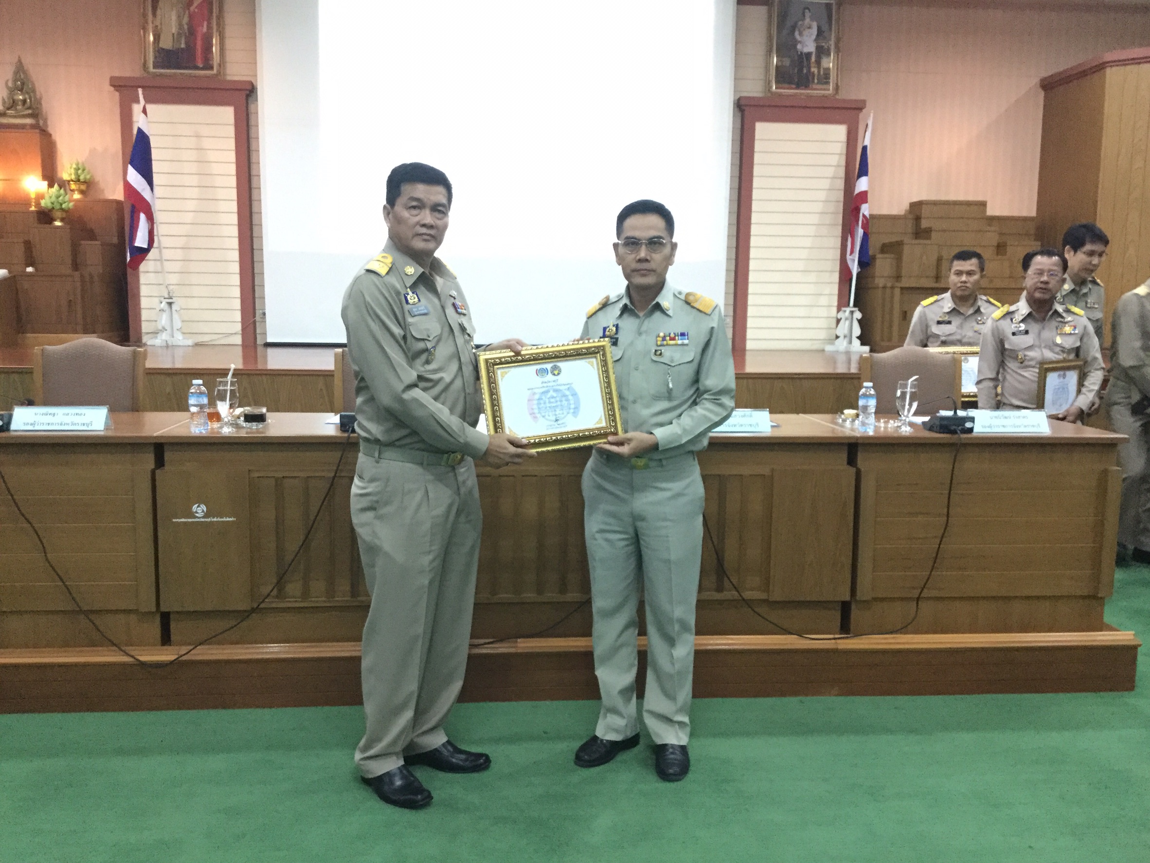 กิจกรรมมอบใบประกาศเกียรติบัตร แก่อำเภอที่ได้รับรางวัลการประกวดบูท OTOP ของดีบ้านเรา