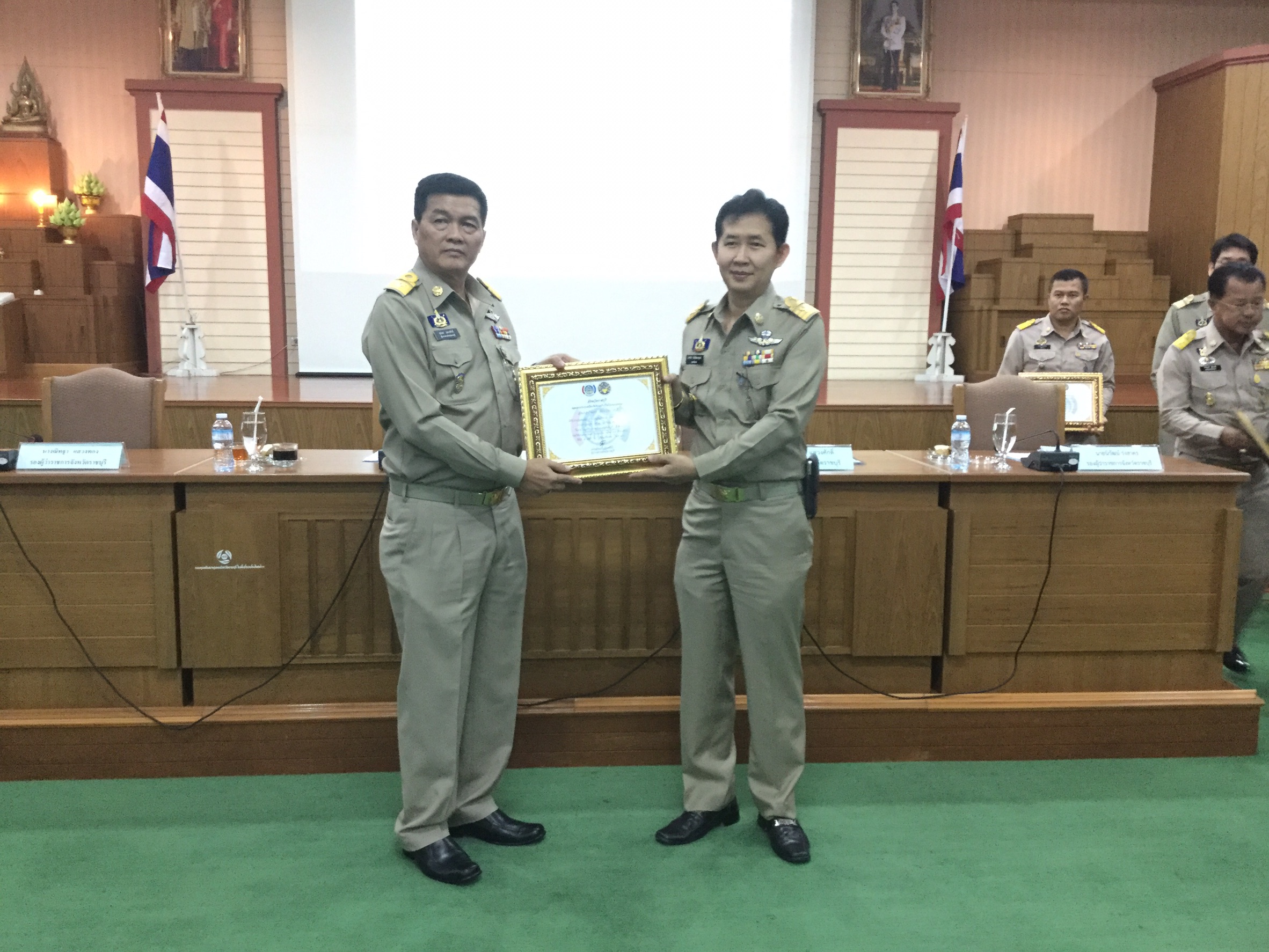 กิจกรรมมอบใบประกาศเกียรติบัตร แก่อำเภอที่ได้รับรางวัลการประกวดบูท OTOP ของดีบ้านเรา