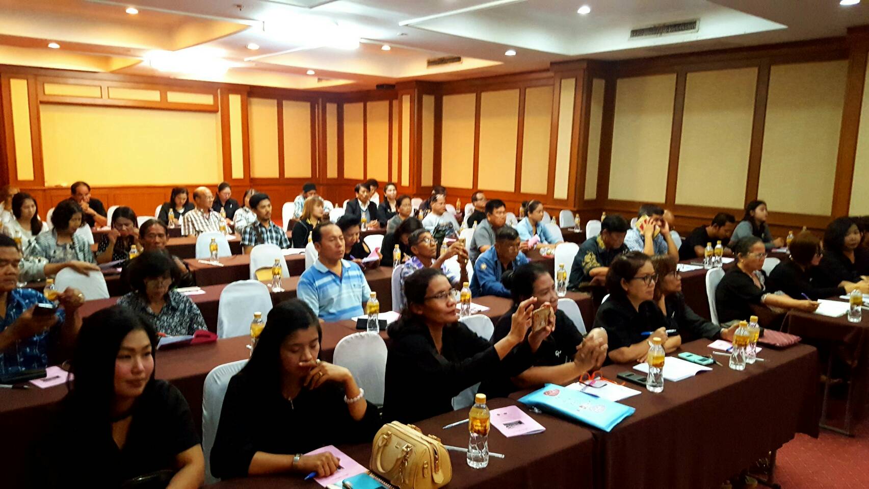 การประชุมโครงการตามแผนปฏิบัติราชการจังหวัดราชบุรี ประจำปีงบประมาณ พ.ศ.2560 โครงการส่งเสริมผลิตภัณฑ์ภูมิปัญญาท้องถิ่นเพื่อเพิ่มมูลค่าการตลาด กิจกรรมแสดงและจำหน่ายสินค้าOTOP ครั้งที่2 การจัดแสดงและจำหน่ายสินค้าOTOPสานสัมพันธ์สองแผ่นดิน ณ สหภาพเมียนมา( เมืองทวาย)